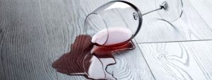 Como eliminar manchas de vino tinto